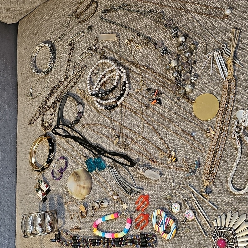2lb 5oz Mystery Mixed Jewelry Lot! - Picture 4 of 5